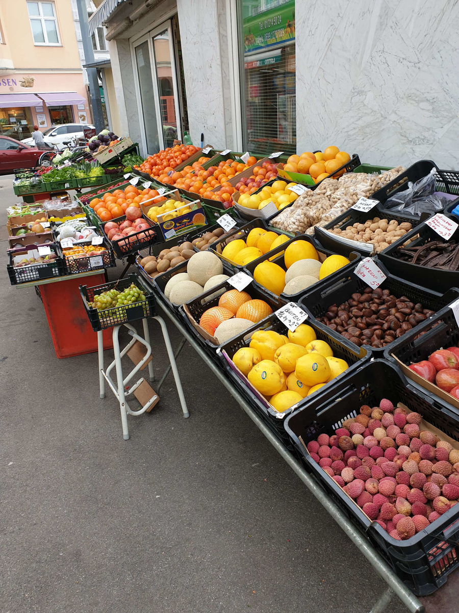 Obst und Gemüse vor dem Laden von Dejan Cvetic