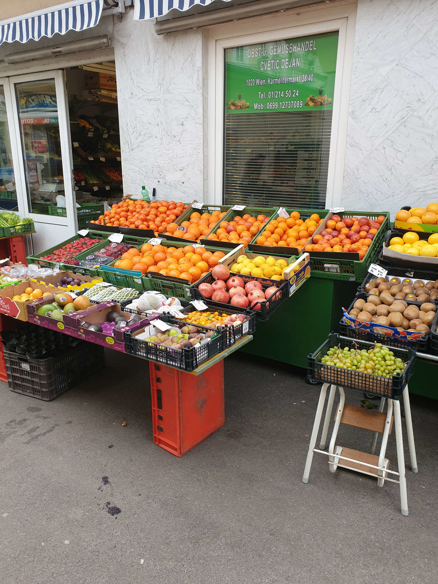 Obstsorten vor dem Laden von Dejan Cvetic